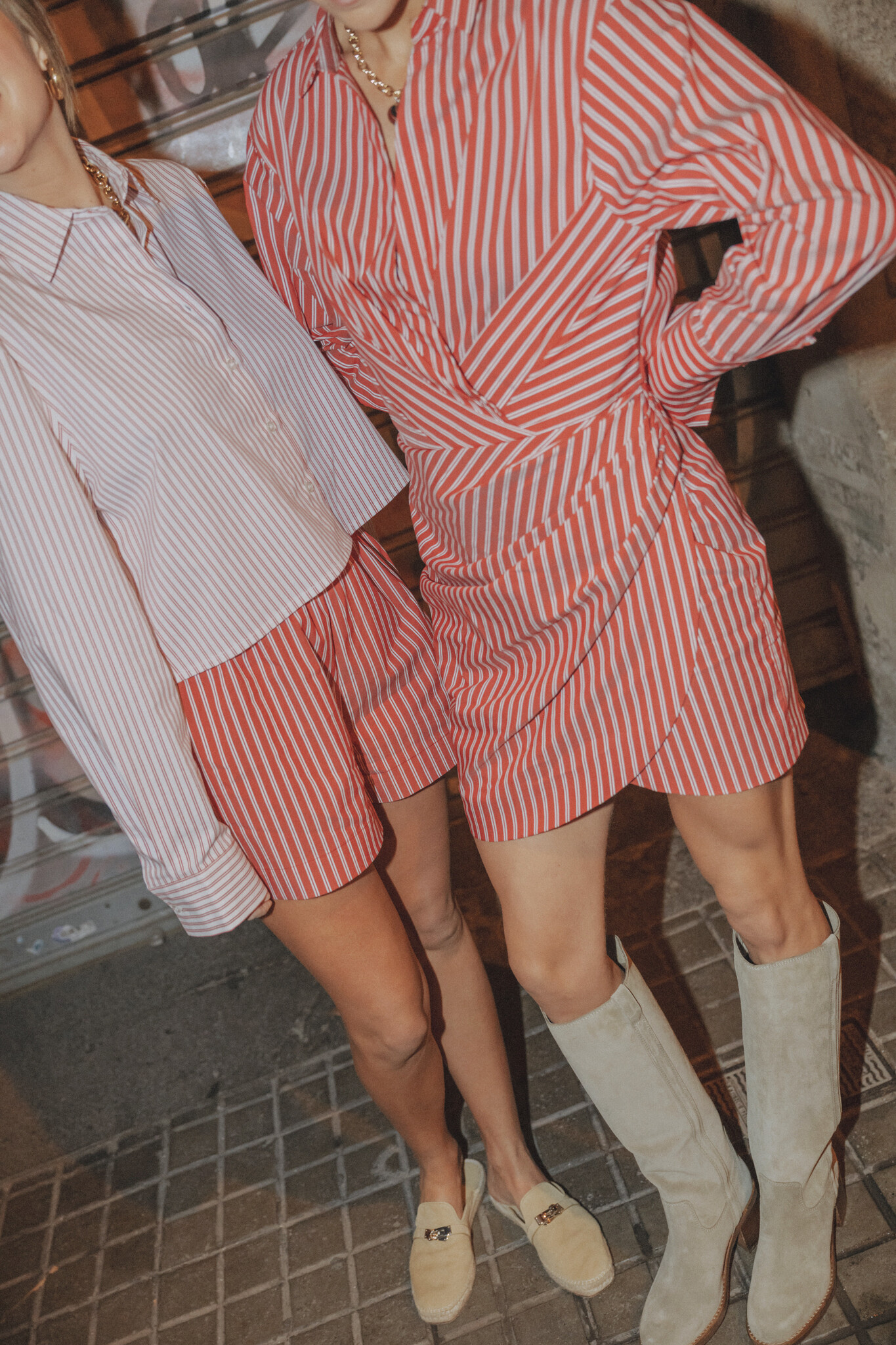 Les Soeurs Gestreepte short Lucy 3. Deze comfy short met rode streepjesprint is dé manier om warme dagen te trotseren. Da...