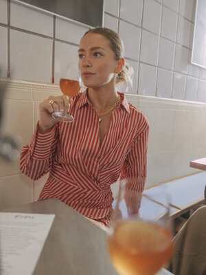 Blousejurk Luana. Een overhemd? Een jurk? Dit is beide en beter. Deze gestreepte blousejurk mixt business met pleasure do...