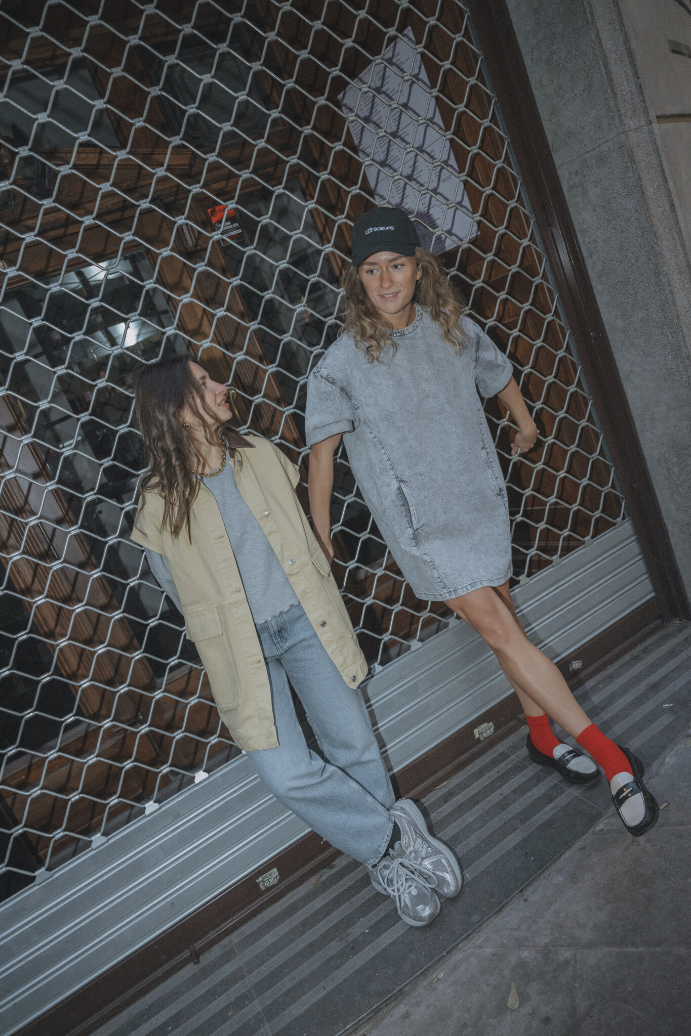 Les Soeurs Sleeveless vest Loa 1. This sleeveless utility vest in beige gives your look a solid dose of outdoor chic. The...