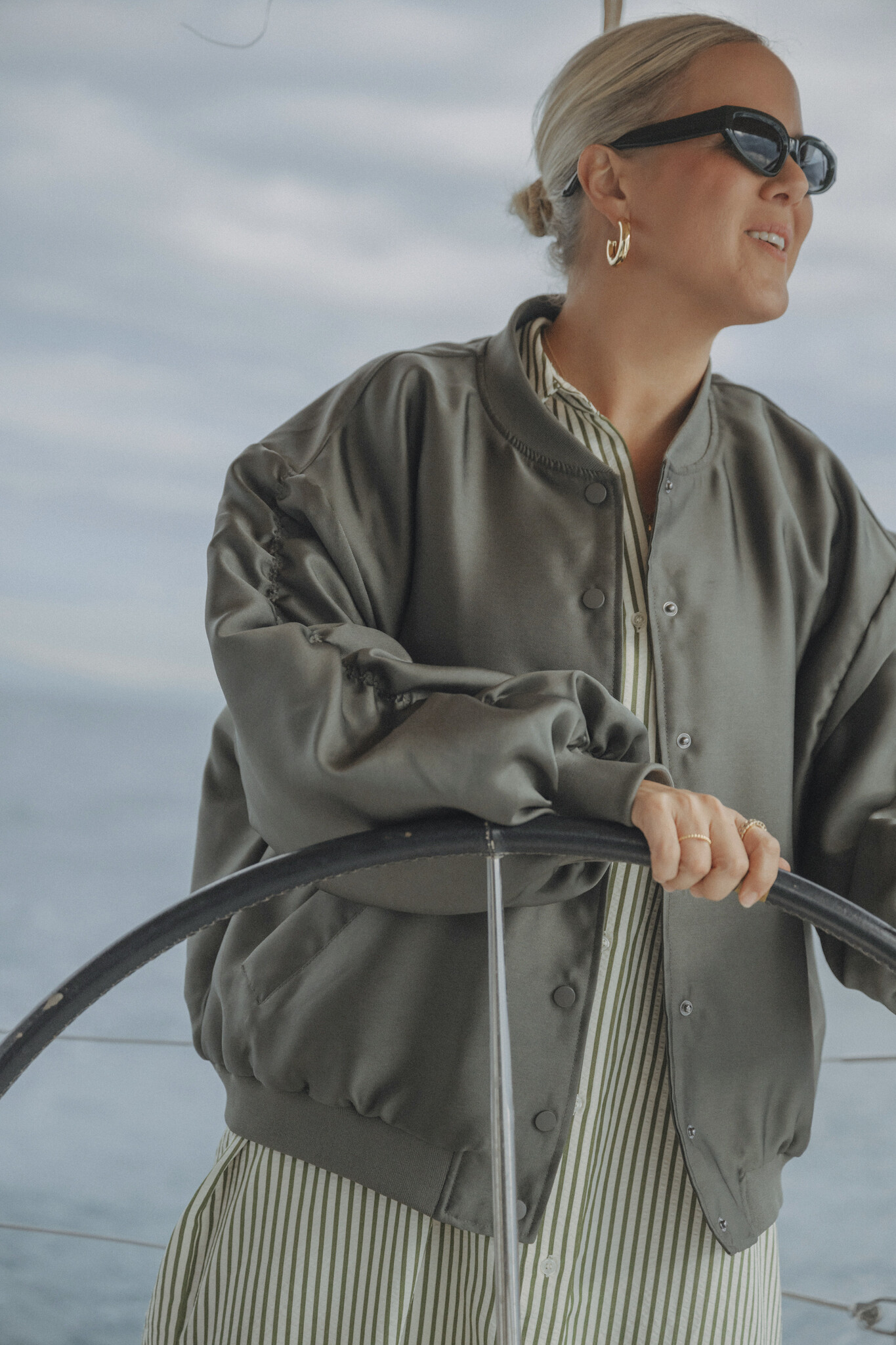 Les Soeurs Bomber à volants Reese 1. Laissez les manches parler! Ce bomber en satin kaki attire l'attention grâce à ses m...