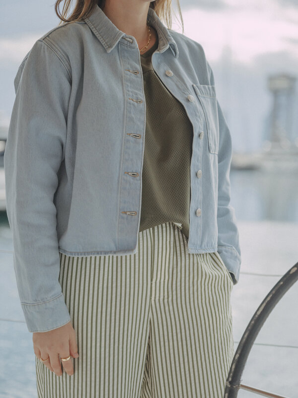Les Soeurs Chemise denim Keira 1. Mettez de côté votre jean foncé et essayez cette version aérée! La coupe courte et la p...