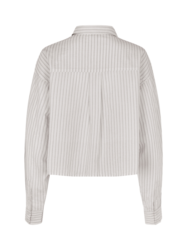 MBYM Gestreepte blouse Emmelia Deserae 6. Crop it like it's hot! Dit hemd combineert een stoer verkort silhouet met een i...