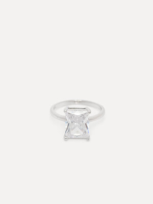 Ring Gioia. Looking for thát ring? Deze tijdloze ring met kristal is je nieuwe signature piece. Modern genoeg om op te va...