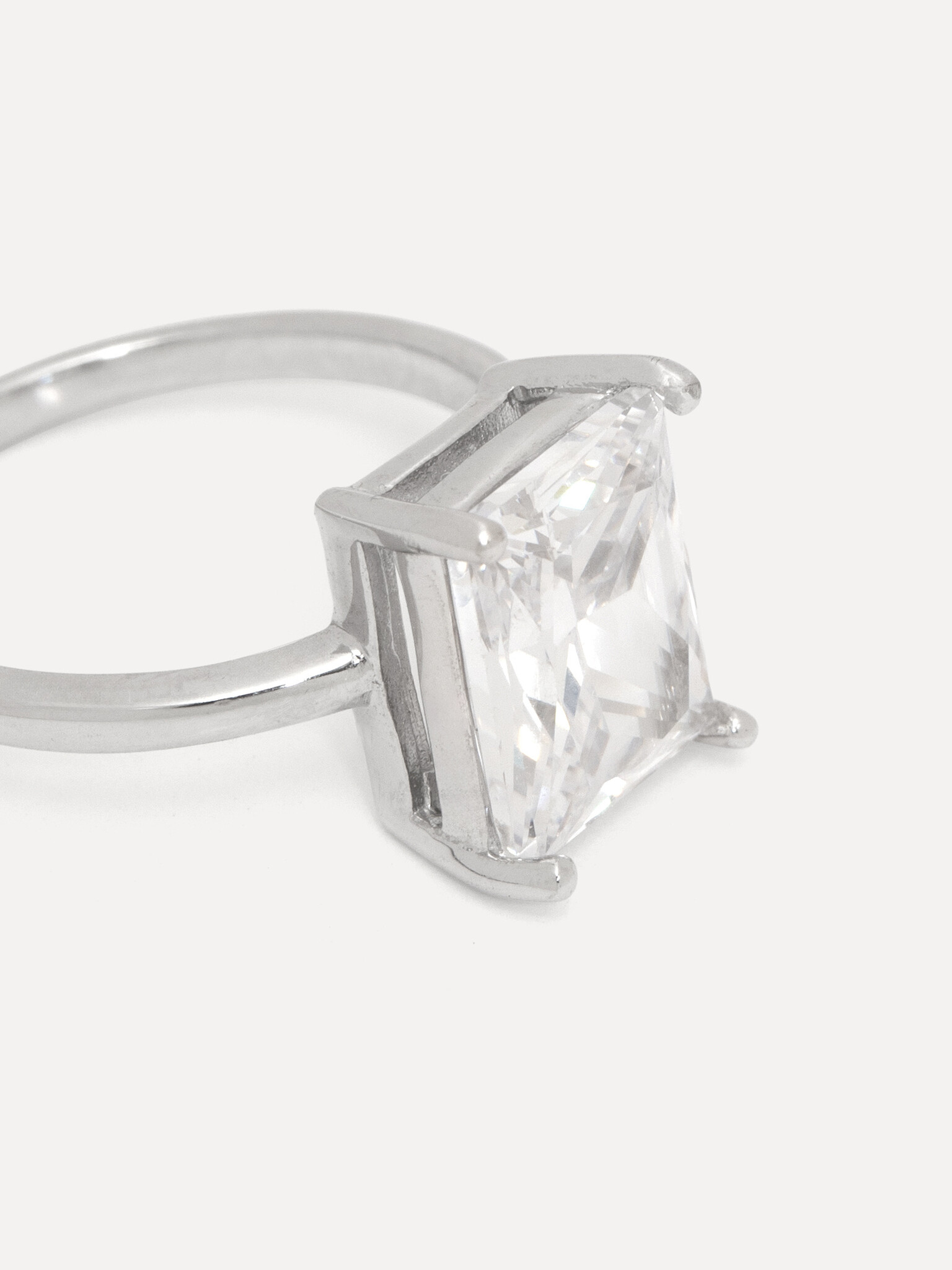 Les Soeurs Bague Gioia 3. Looking for thát ring? Cette bague avec cristaux est votre nouvelle signature. Assez moderne po...