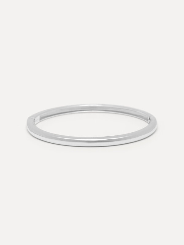 Les Soeurs Bangle armband Maura 1. Zin in zilver? Deze fijne bangle is je nieuwe musthave voor elke dag. Een strakke, min...