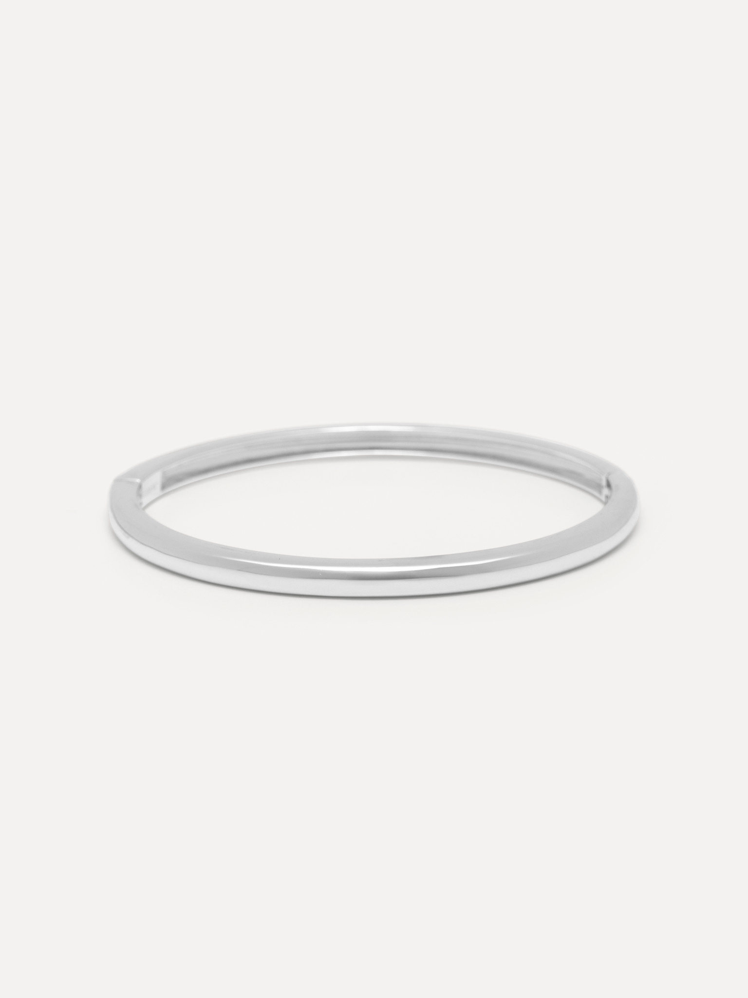 Les Soeurs Bangle armband Maura 1. Zin in zilver? Deze fijne bangle is je nieuwe musthave voor elke dag. Een strakke, min...