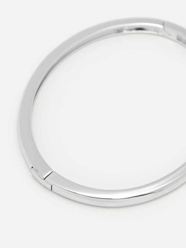Les Soeurs Bangle armband Maura 2. Zin in zilver? Deze fijne bangle is je nieuwe musthave voor elke dag. Een strakke, min...