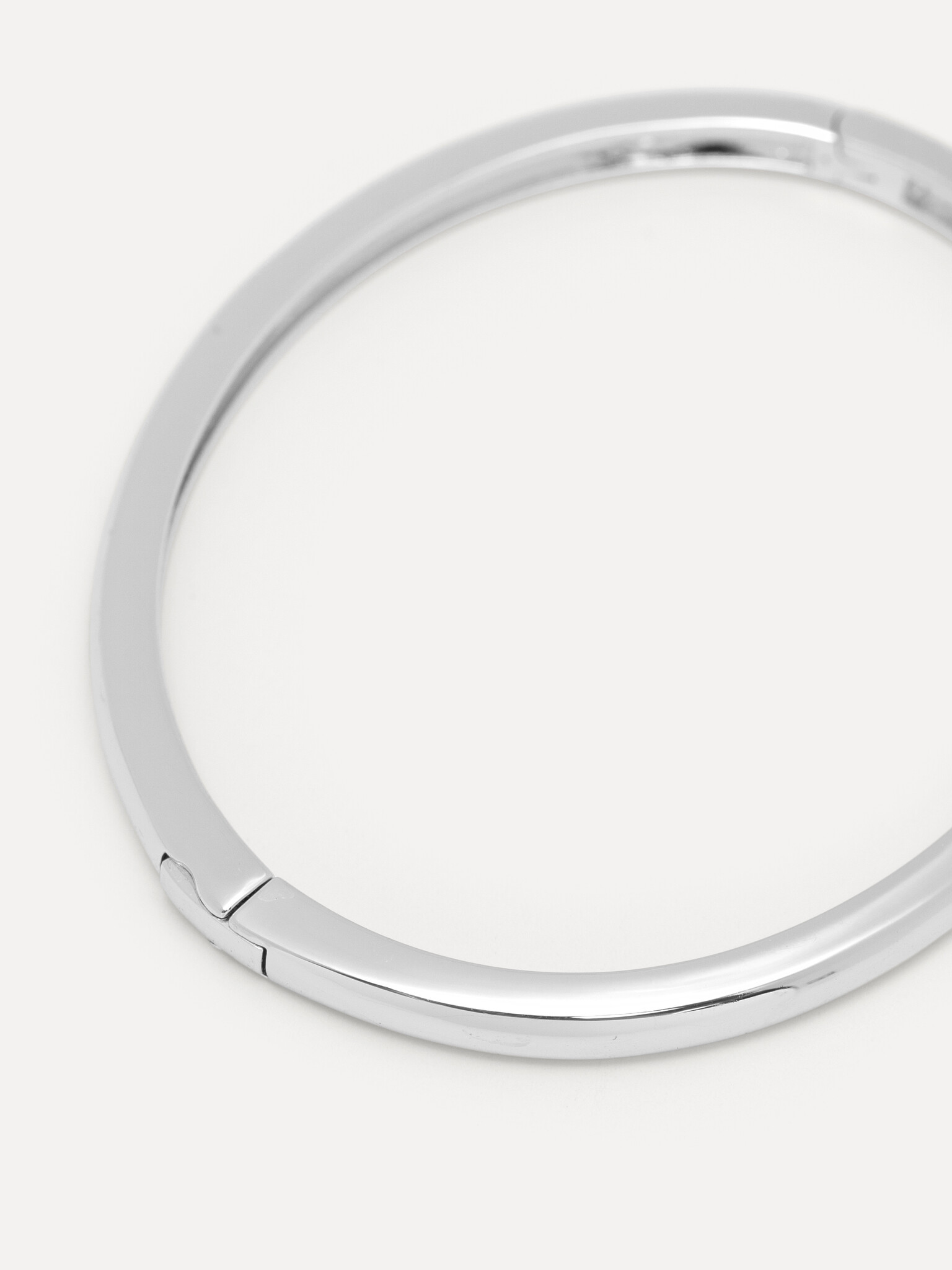 Les Soeurs Bangle armband Maura 3. Zin in zilver? Deze fijne bangle is je nieuwe musthave voor elke dag. Een strakke, min...