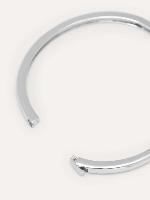 Les Soeurs Bangle armband Maura 3. Zin in zilver? Deze fijne bangle is je nieuwe musthave voor elke dag. Een strakke, min...