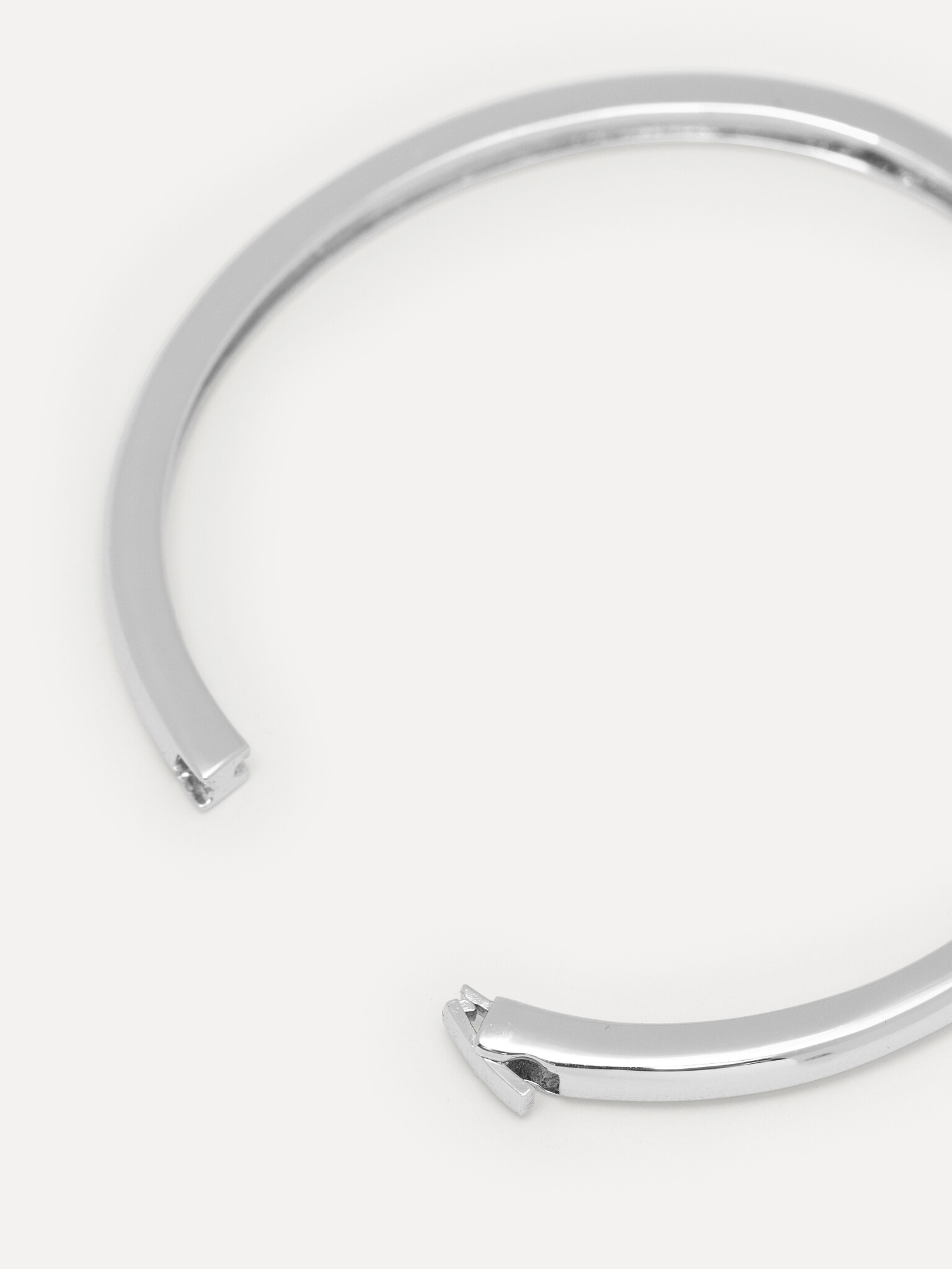 Les Soeurs Bangle armband Maura 4. Zin in zilver? Deze fijne bangle is je nieuwe musthave voor elke dag. Een strakke, min...