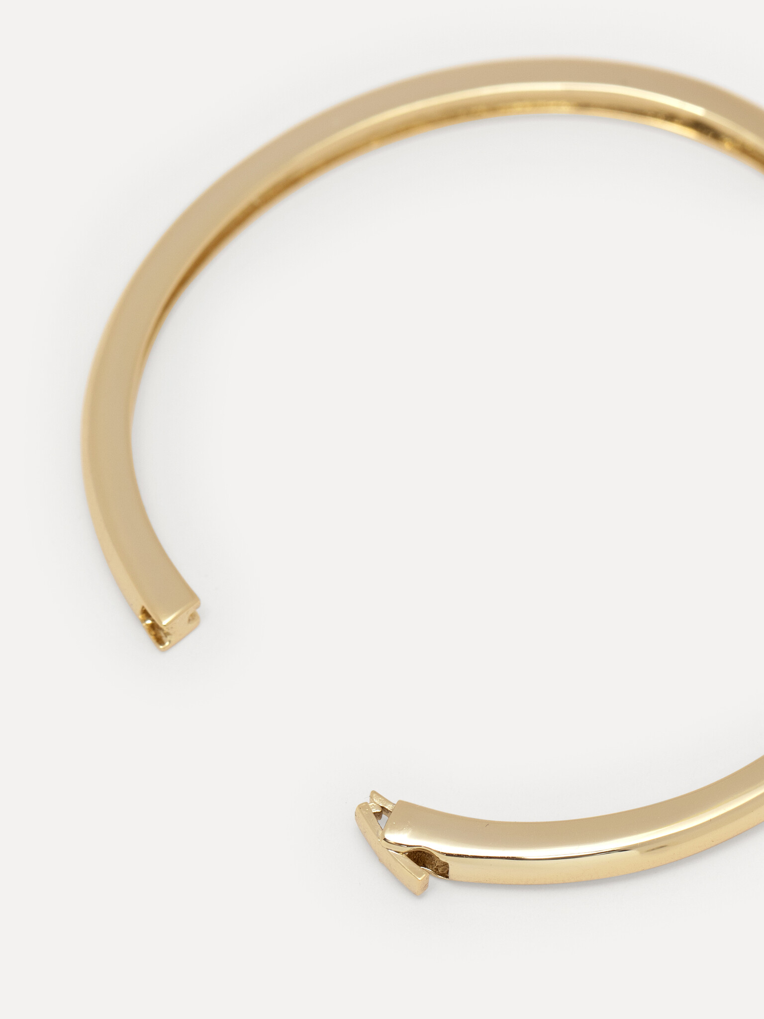 Les Soeurs Bangle armband Maura 4. Een LBD voor je pols - want een goede basis is het begin van alles! Deze gouden bangle...