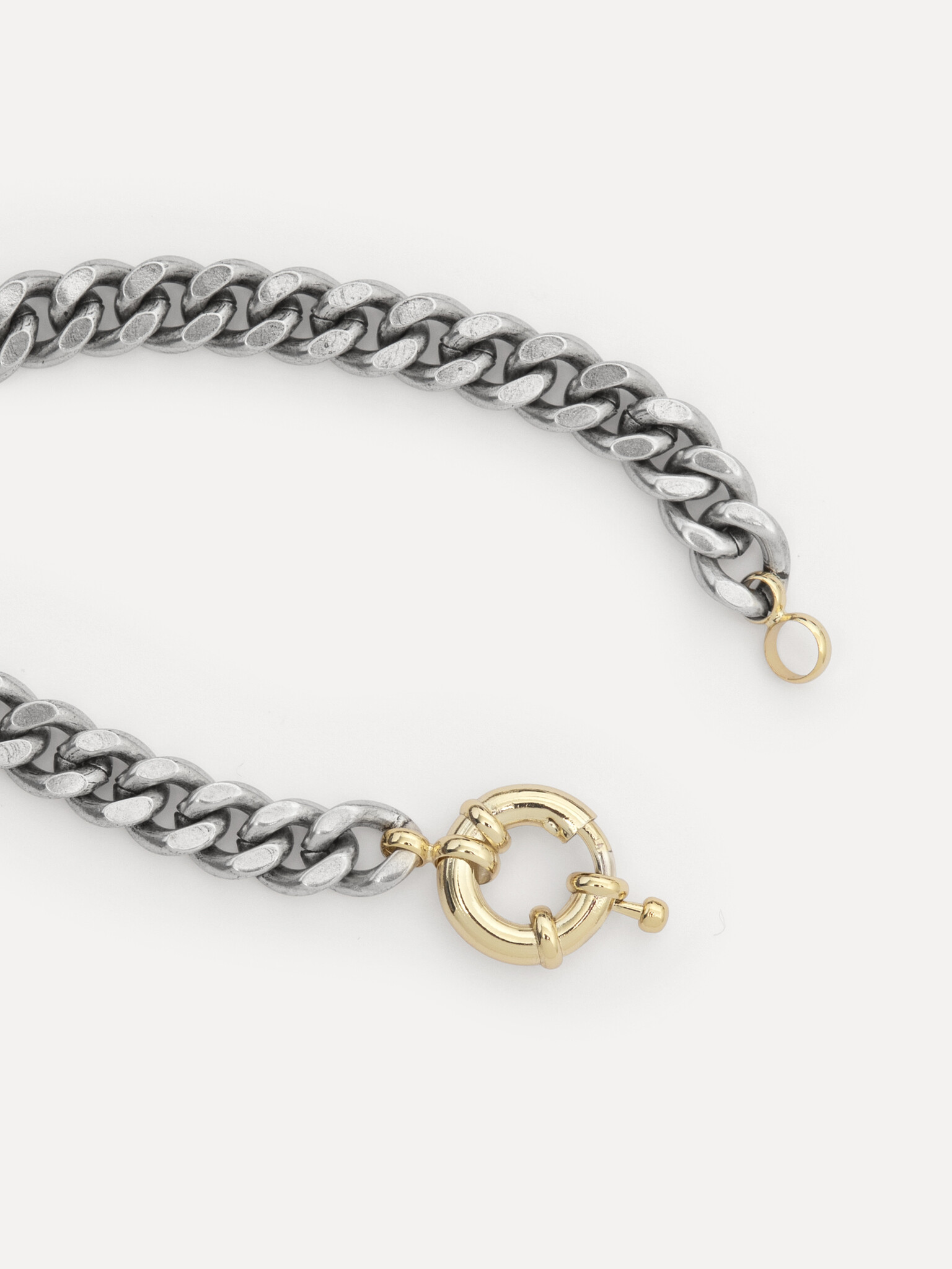 Les Soeurs Armband Mara Big Closure 3. Dé juwelentrend van nu? Goud en zilver mixen! Deze chunky schakelarmband speelt da...