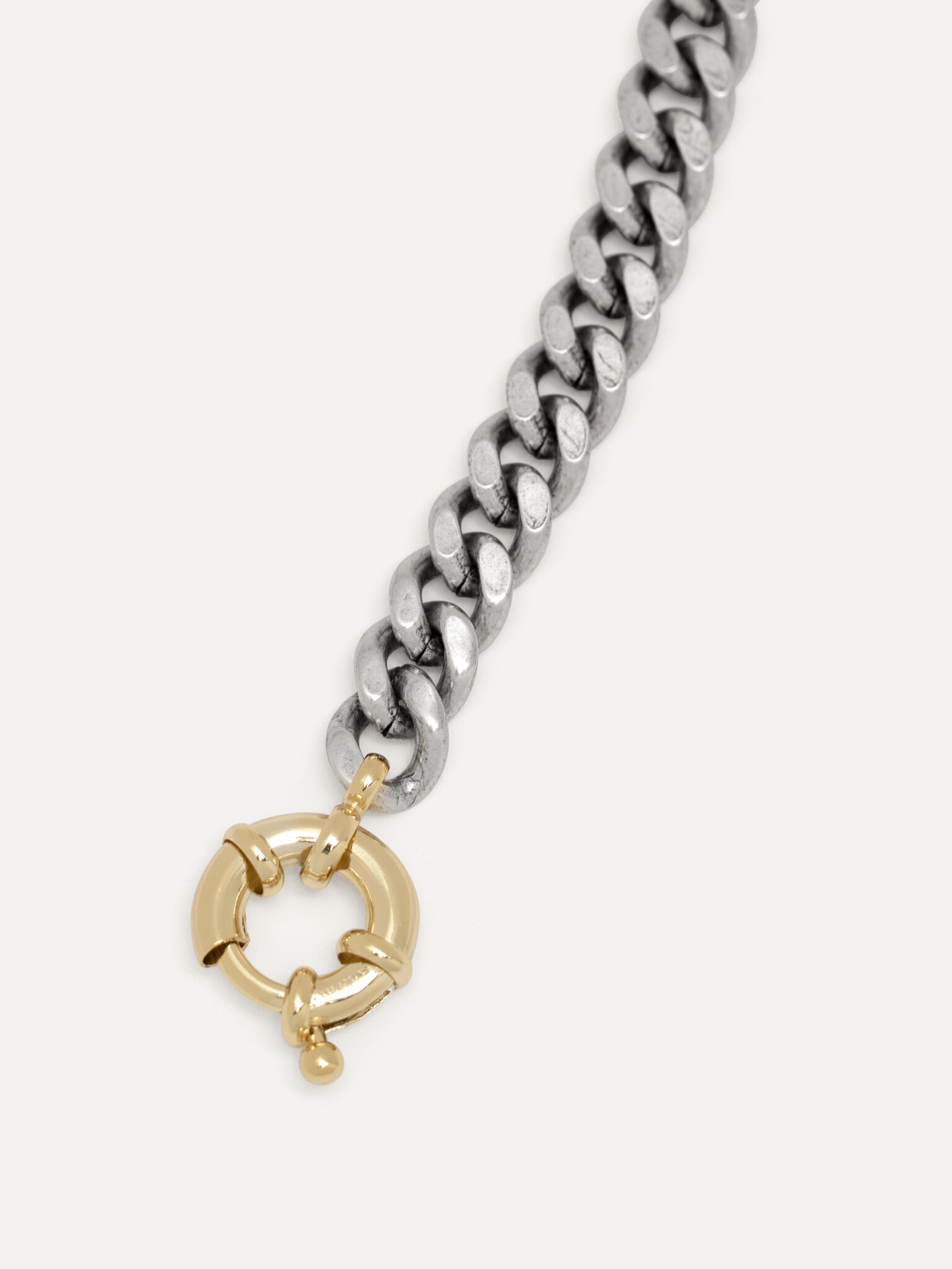 Les Soeurs Armband Mara Big Closure 4. Dé juwelentrend van nu? Goud en zilver mixen! Deze chunky schakelarmband speelt da...