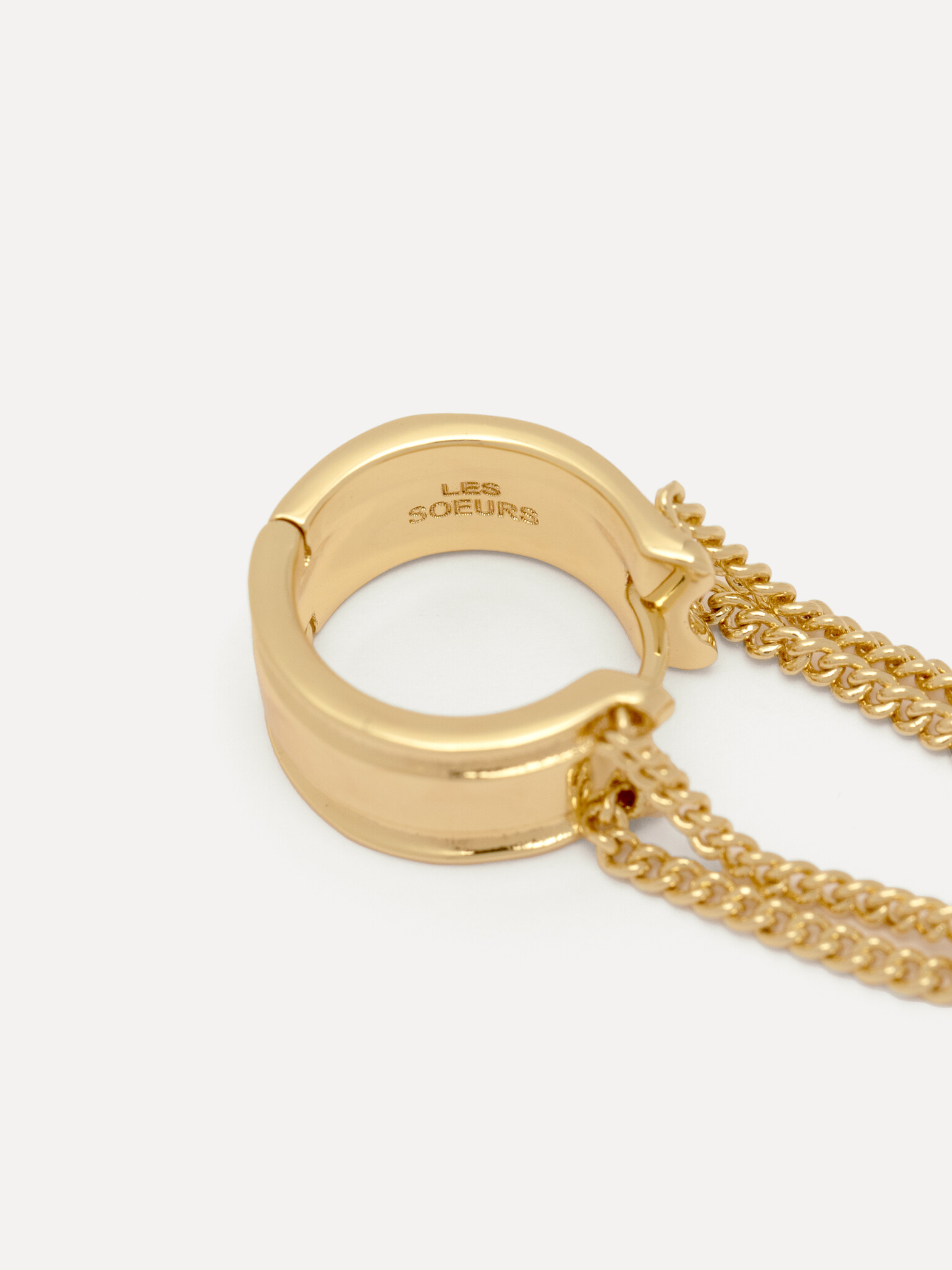 Les Soeurs Set de boucles d'oreilles Fara Chain 2. All that glitters is gold! Ces boucles d'oreilles légères avec des cha...