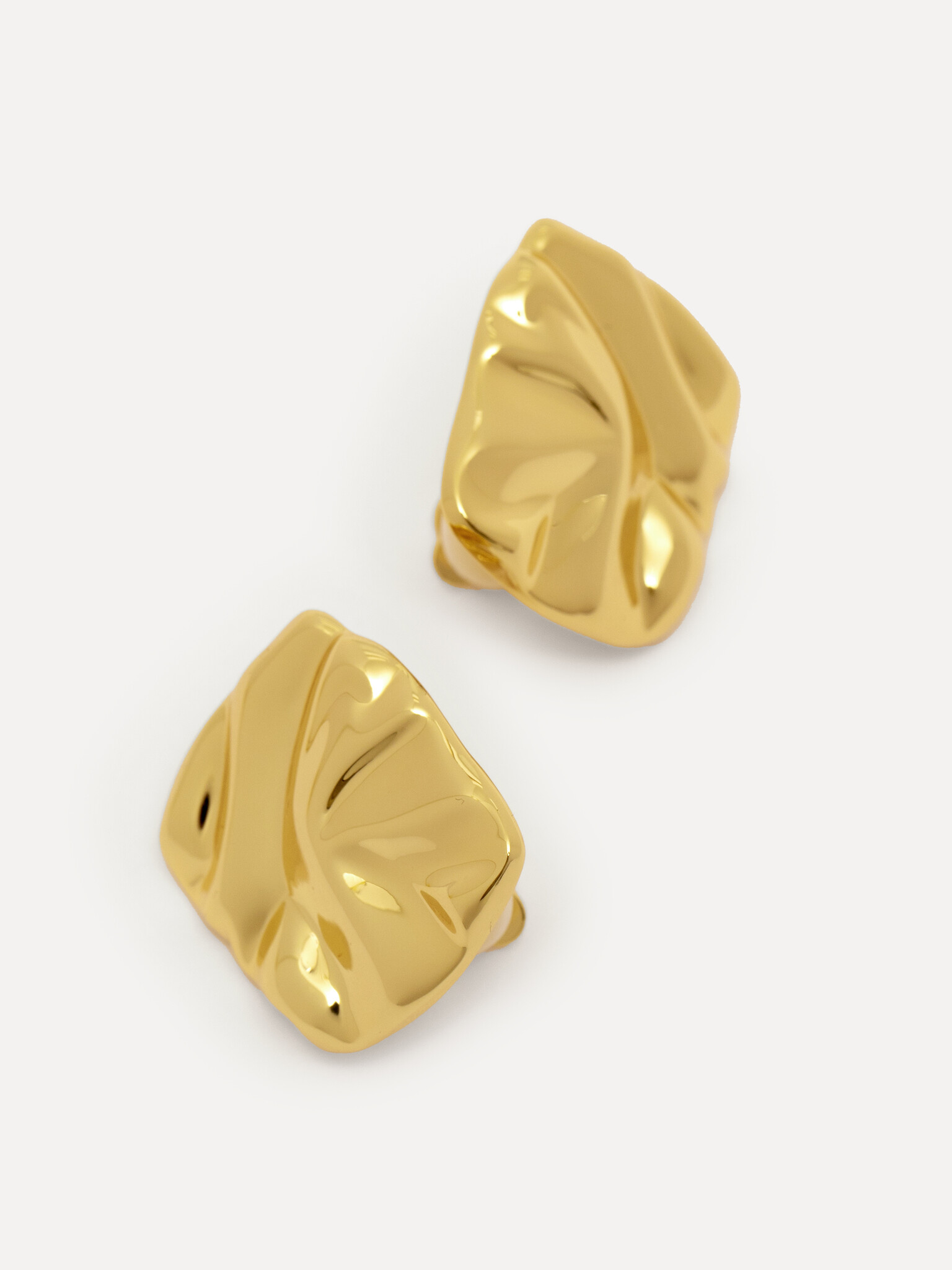 Les Soeurs Oorbellenset Fara Folded 4. Gold never gets old! Deze bijzondere oorknoppen met organische vouwen zien eruit a...