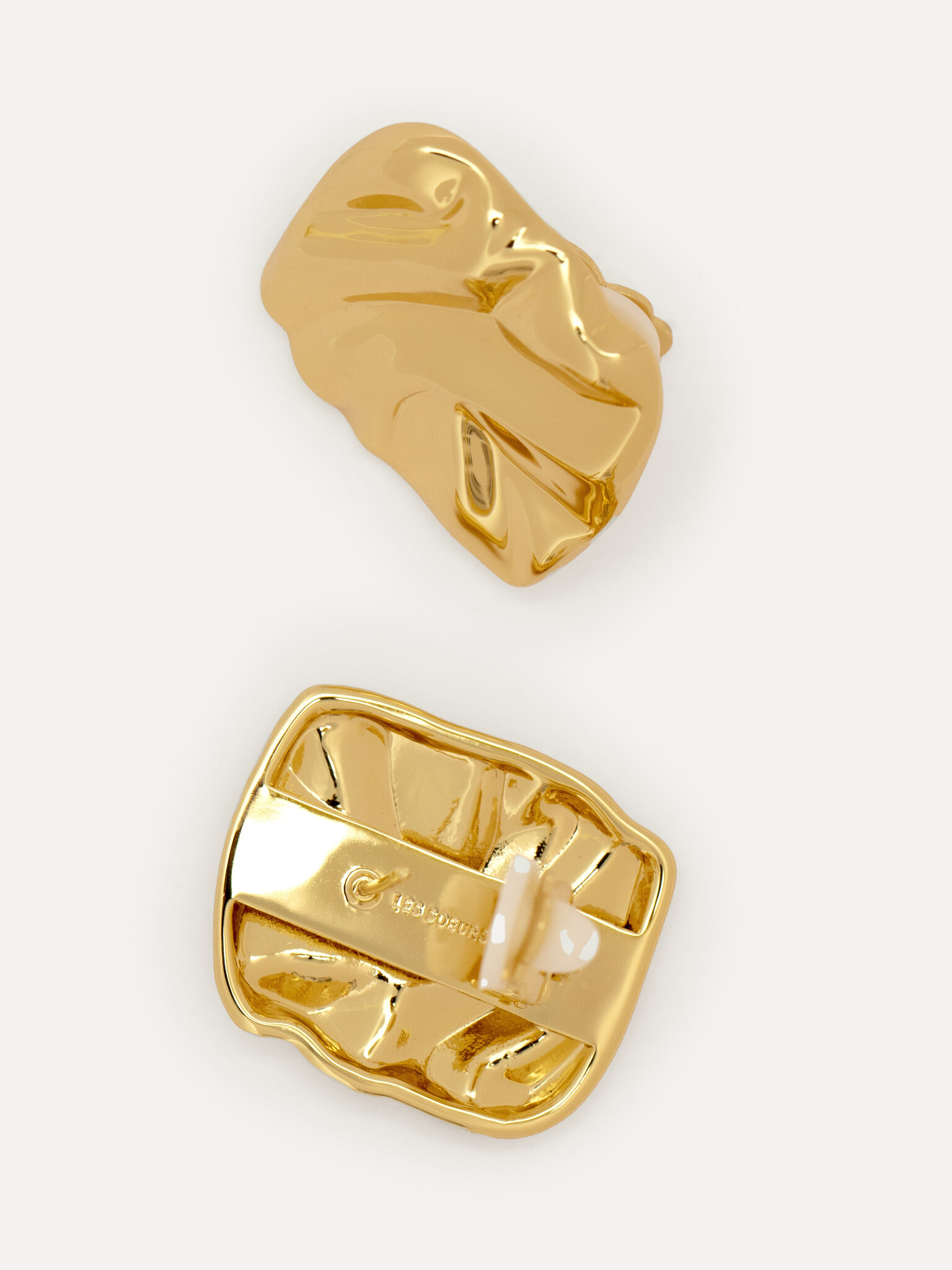 Les Soeurs Oorbellenset Fara Folded 3. Gold never gets old! Deze bijzondere oorknoppen met organische vouwen zien eruit a...