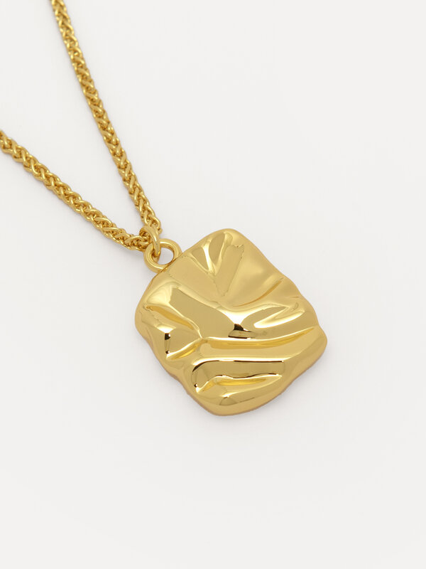 Les Soeurs Necklace Rana Folded 1. Crush it every day! A necklace with character that goes with a simple t-shirt as well ...
