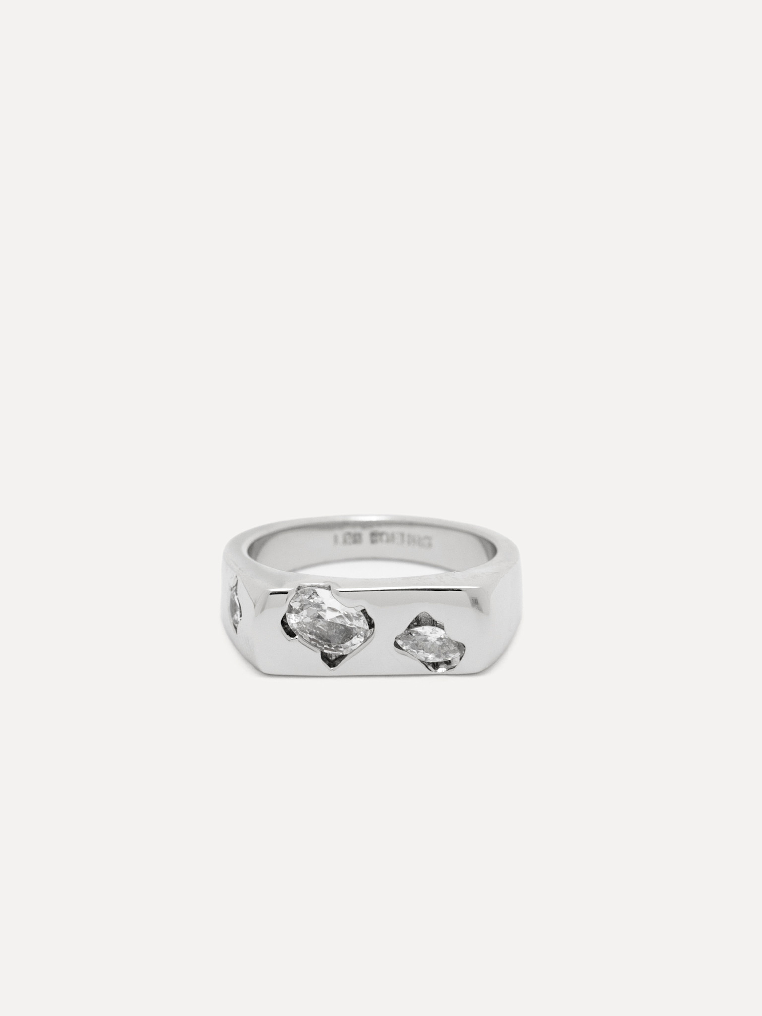 Les Soeurs Bague Claire Rectangle Zirkonia 3. The perfect silver lining! Une bague robuste qui ne s'enroule pas autour du...