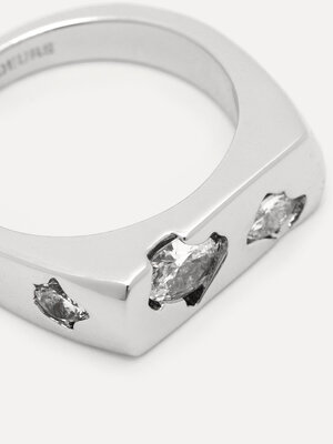 Ring Claire Rectangle. The perfect silver lining! Een stevige ring die niet draait om je vinger dankzij het rechthoekige ...