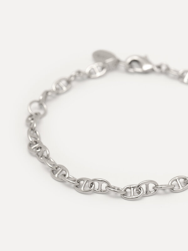 Les Soeurs Bracelet Mara Link Chain 1. Link up! This durable bracelet with traditional link pattern is made to last. The ...