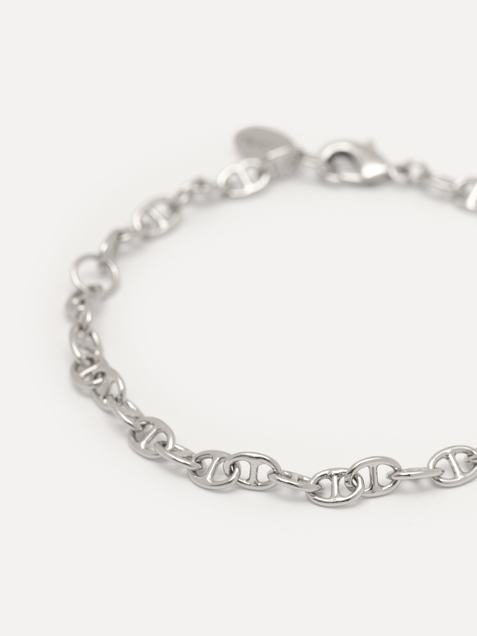 Les Soeurs Bracelet Mara Link Chain 1. Link up! Ce bracelet durable à maillons traditionnels est fait pour durer. Le ferm...