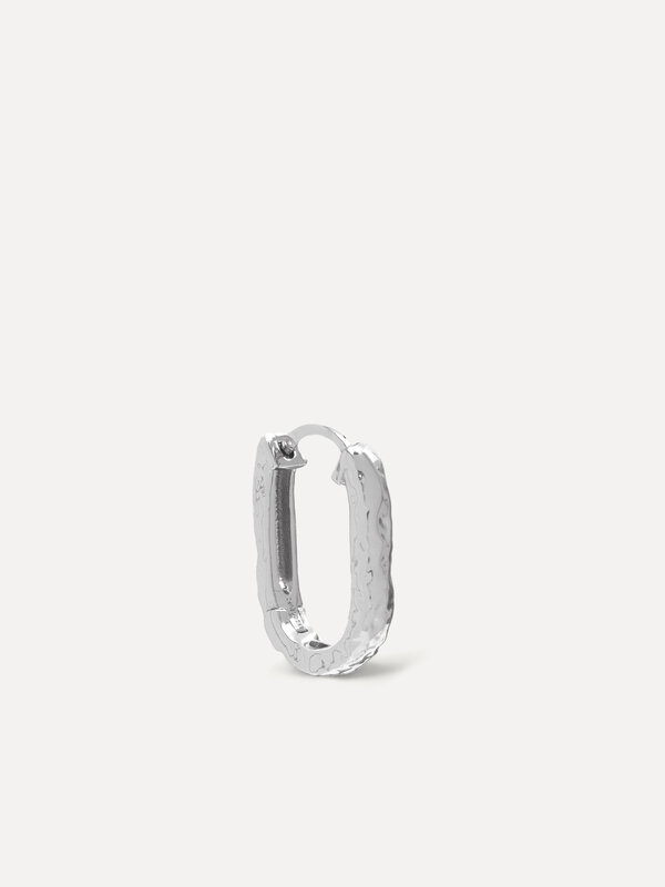 Les Soeurs Oorbel Jay Hammered 2. Hooked on silver! Deze opvallende oorbel brengt stoer en verfijnd moeiteloos samen. De ...