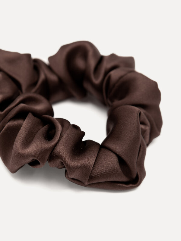 Les Soeurs Silk scrunchie 1. Smart & silky! Forget about chemicals: this silk scrunchie makes your hair look beautiful in...