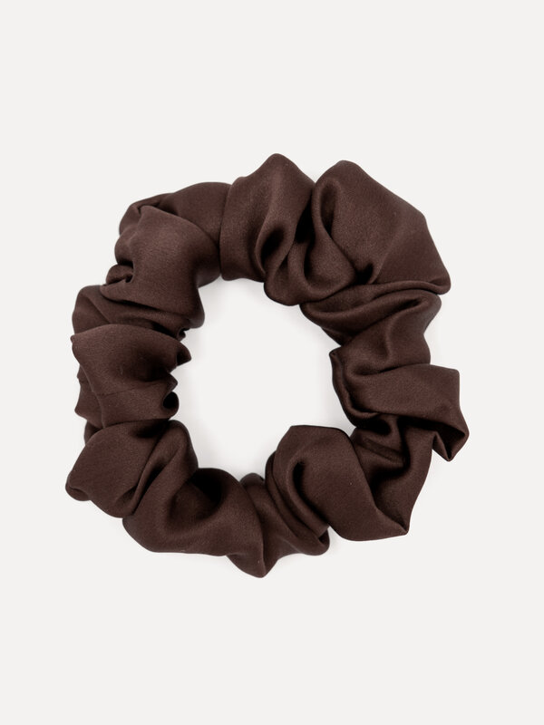 Les Soeurs Chouchou en soie 2. Smart & silky! Oubliez les produits chimiques: ce chouchou en soie embellit vos cheveux de...