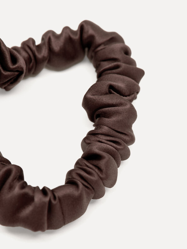 Les Soeurs Silk scrunchie 2. Night shift! This little brown scrunchie knows the secret to beautiful hair and runs overtim...