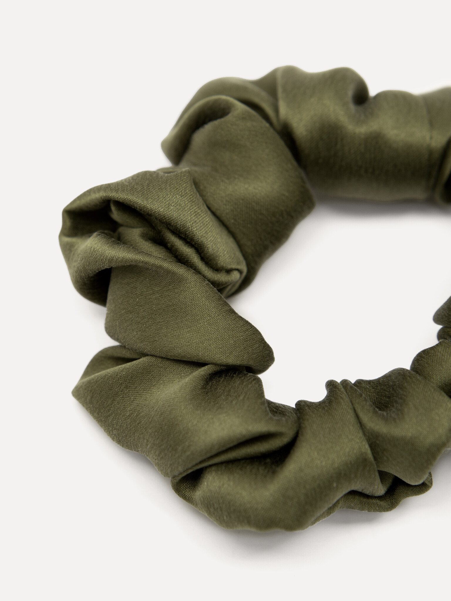 Les Soeurs Zijden scrunchie 1. For our hair care queens: de perfecte scrunchie bestaat! Het natuurlijke zijde van dit kha...
