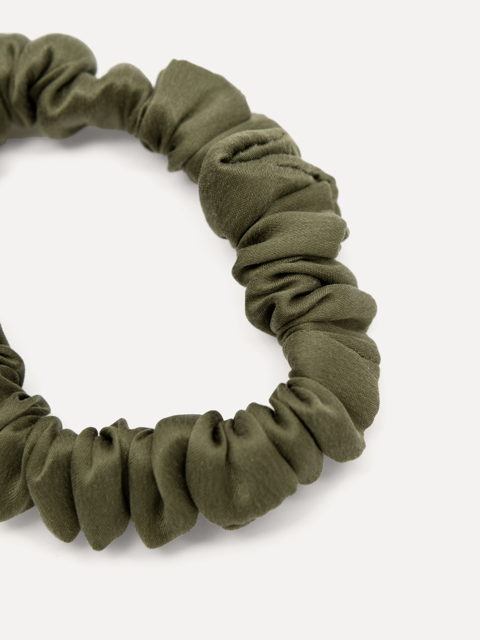 Les Soeurs Zijden scrunchie 2. Smooth operator! Deze kleine zijden scrunchie in khaki is de beste vriend van je haar. Het...