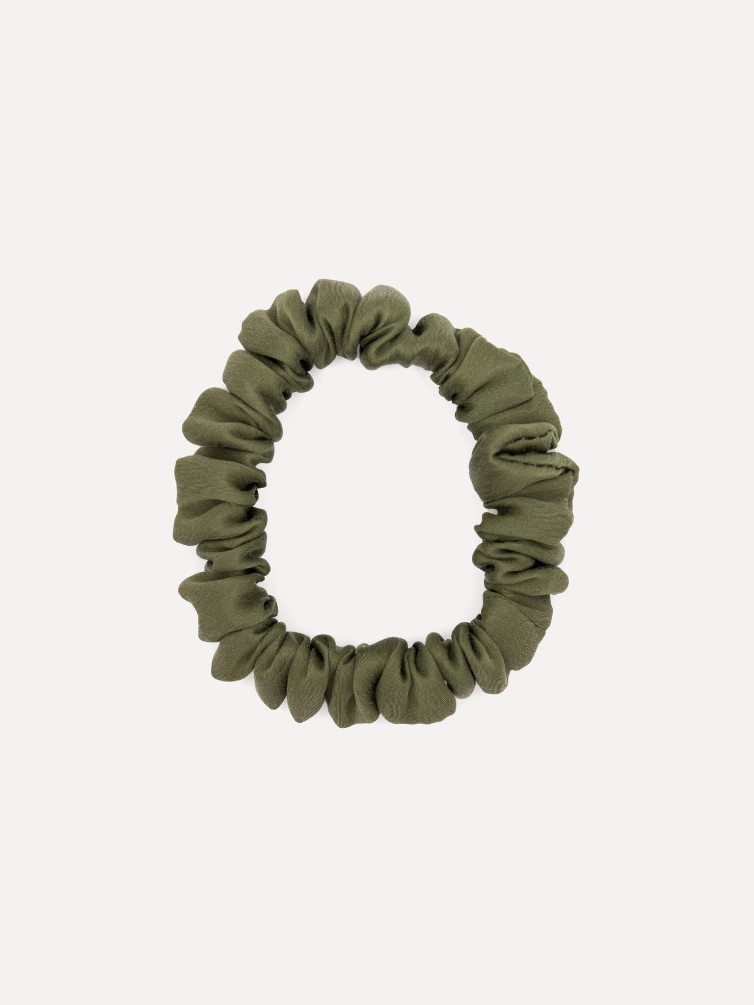 Les Soeurs Zijden scrunchie 1. Smooth operator! Deze kleine zijden scrunchie in khaki is de beste vriend van je haar. Het...