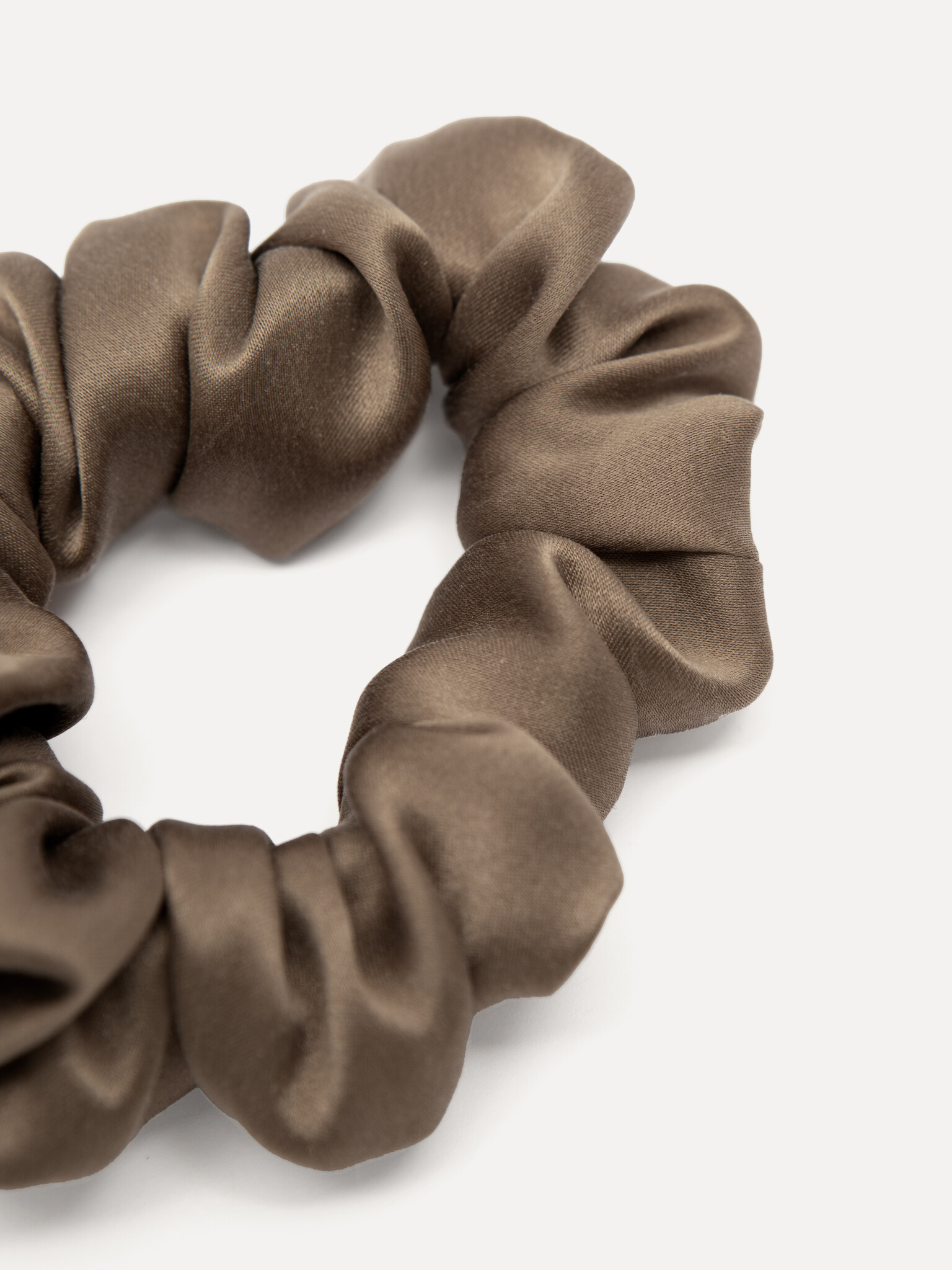 Les Soeurs Zijden scrunchie 2. Silk dreams! Een zachte scrunchie van pure zijde, geschikt voor elk haartype. Het gladde o...