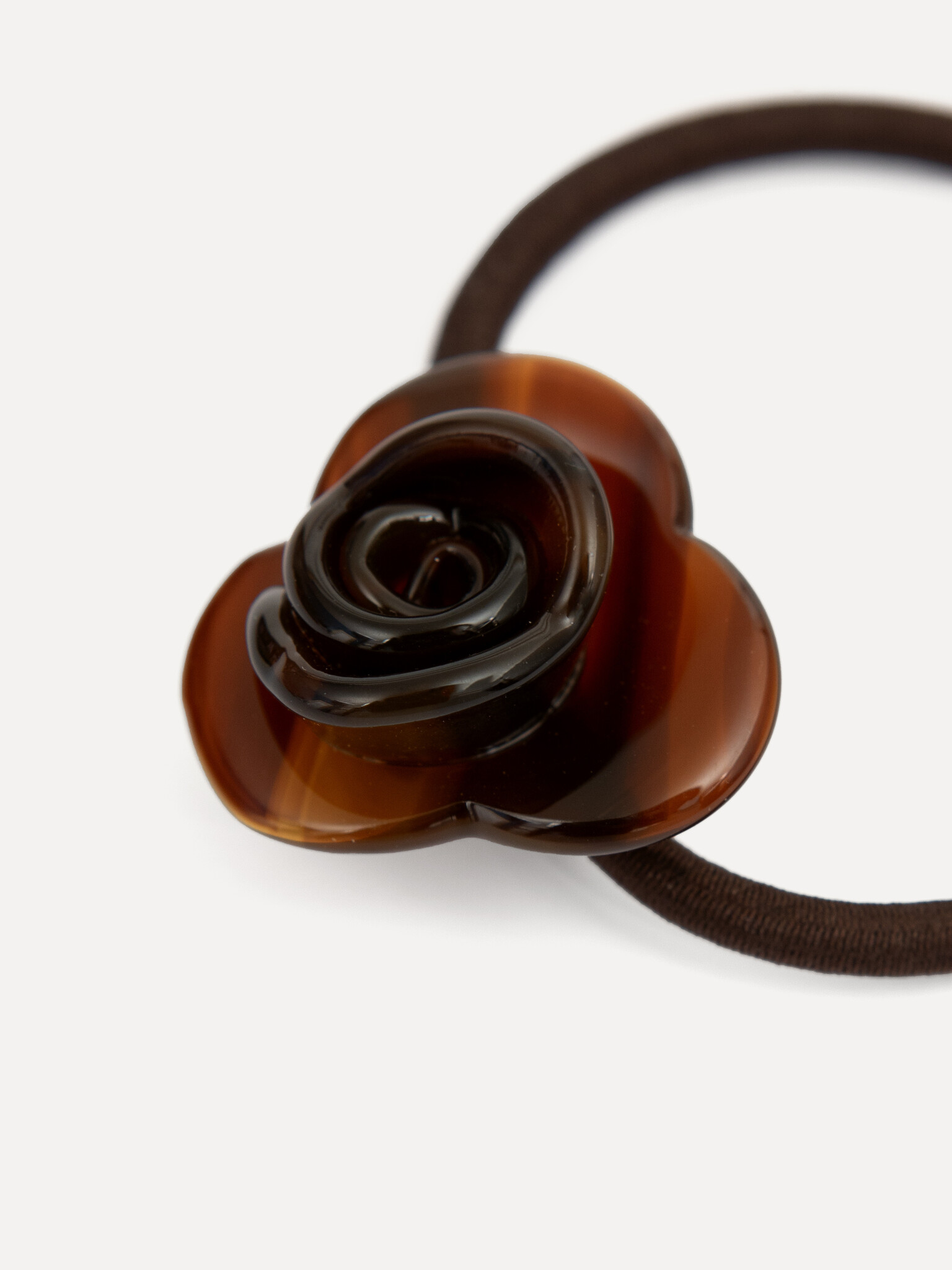 Les Soeurs Haarelastiek resin bloem 1. Geen zin in een alledaags kapsel? Met dit roosvormige haarelastiek krijgt jouw paa...