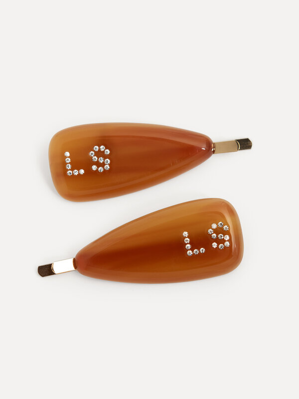Les Soeurs Haarschuivers set resin Les Soeurs 1. Beautyhack alert! Gebruik deze haarschuivers om je lokken elegant uit je...