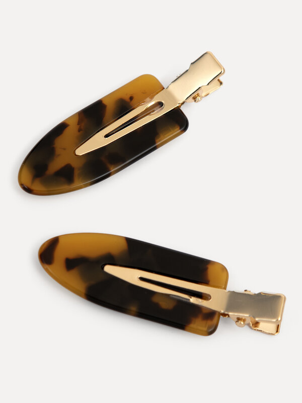 Les Soeurs Resin clips GRWM 3. Ready, set, glam: these Les Soeurs clips in tortoise make your beauty routine easier and c...