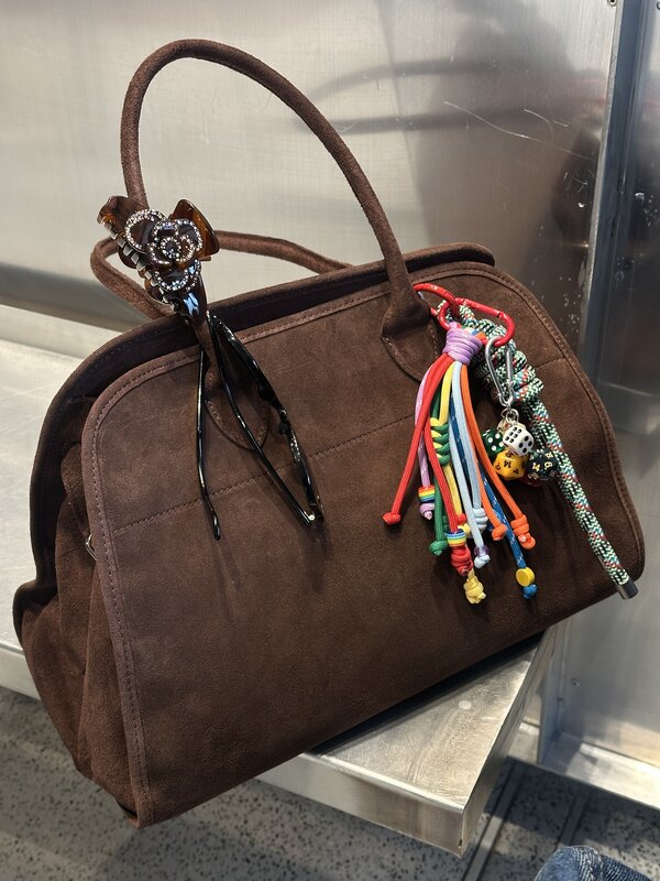 Les Soeurs Bijou de sac 2. Ready for some color therapy? Ce bijou de sac transforme même le sac le plus minimaliste en un...