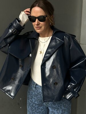 Trenchcoat Adriaan. Een jas die trendy én tijdloos is! Deze korte trenchcoat krijgt een stoere, moderne upgrade dankzij d...