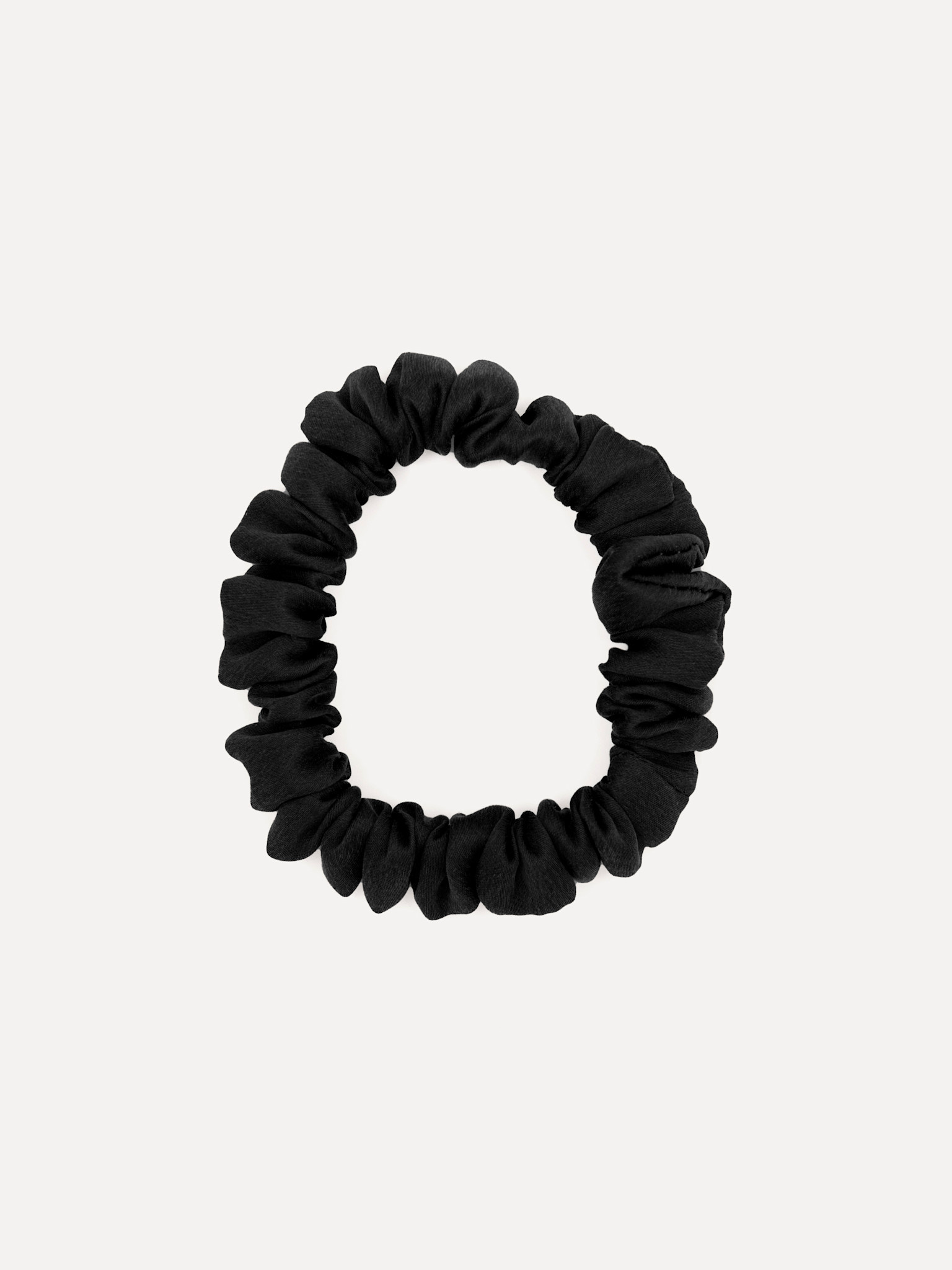 Les Soeurs Zijden scrunchie 1. Deze scrunchie is meer dan een elastiek. Het zijden materiaal zorgt goed voor je haar, waa...