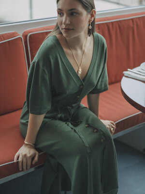 Jurk Scarlett. De eerste zonnestralen? Die vragen om deze khaki musthave. De V-hals en knopenrij geven je look karakter, ...