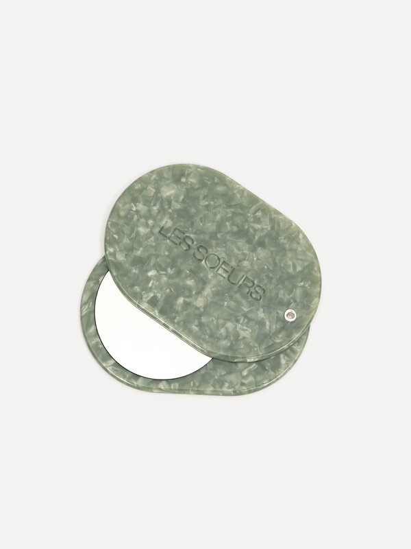 Les Soeurs Pocket mirror resin 1. Small but cute: this pocket mirror in jade green is sure to become your new bag favorit...