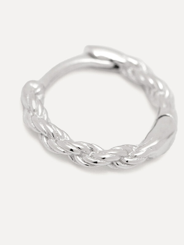 Les Soeurs Oorbel Jeanne Rope 1. Twist it up! Deze elegante oorbel voegt meteen wat pit toe aan je dagelijkse look. Het l...