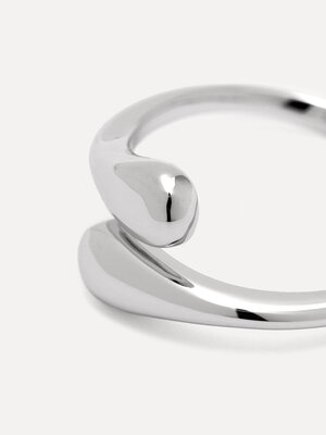 Ring Gilda Waterdrops. All about that drop! Geïnspireerd op de vloeiende vorm van waterdruppels is deze ring simpel, chic...