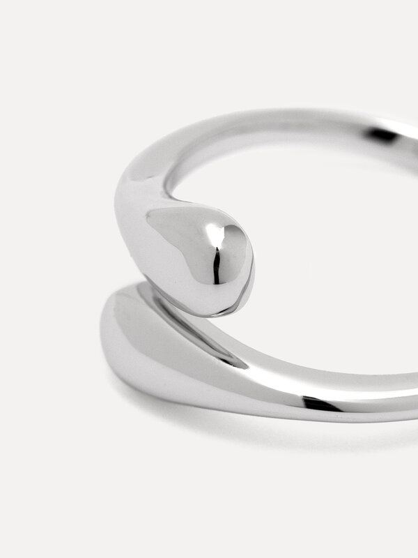 Les Soeurs Ring Gilda Waterdrops 1. All about that drop! Geïnspireerd op de vloeiende vorm van waterdruppels is deze ring...