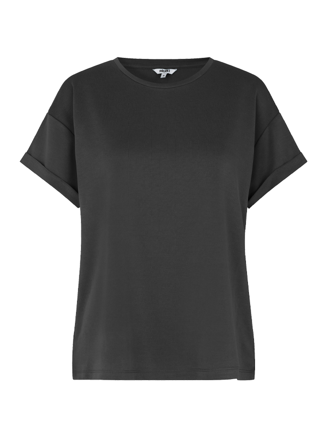 MBYM T-shirt Amana 1. Onmisbaar in je kledingkast: dit zwarte T-shirt is een redder in nood op dagen zonder outfitinspira...