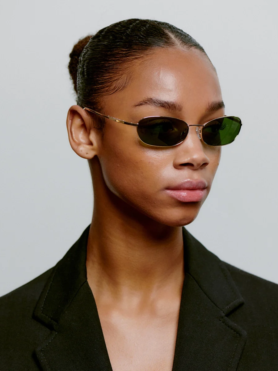 A.Kjaerbede Lunettes de soleil Jack 2. Tiny frames, big statement. Ces lunettes de soleil minces aux verres verts et à la...