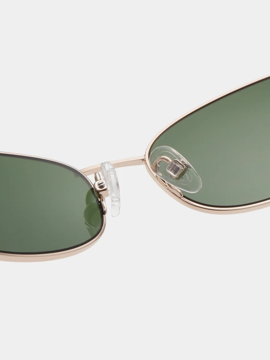 A.Kjaerbede Lunettes de soleil Jack 4. Tiny frames, big statement. Ces lunettes de soleil minces aux verres verts et à la...