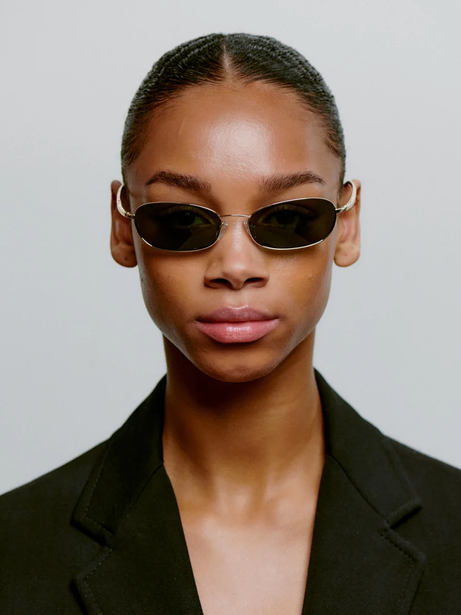 A.Kjaerbede Lunettes de soleil Jack 3. Tiny frames, big statement. Ces lunettes de soleil minces aux verres verts et à la...