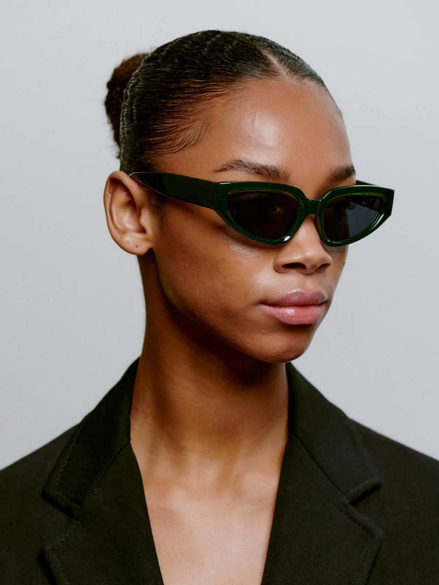 A.Kjaerbede Lunettes de soleil Ella 2. Green with envy! Grâce à ces lunettes de soleil vert foncé, vous profiterez du tem...