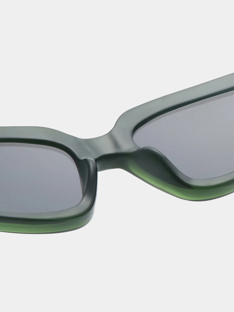 A.Kjaerbede Lunettes de soleil Ella 4. Green with envy! Grâce à ces lunettes de soleil vert foncé, vous profiterez du tem...